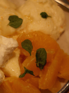 Orangenschnitzel auf Joghurtcreme