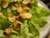 Popinambur auf grünem Salat